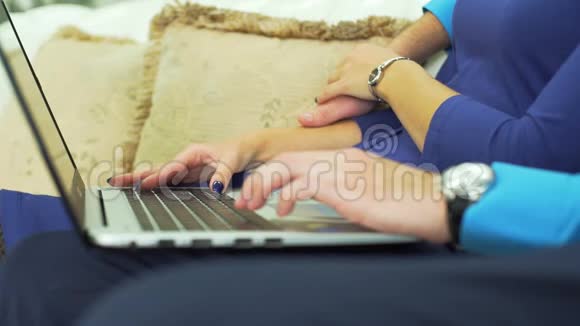 男人和女人在沙发上用笔记本电脑视频的预览图