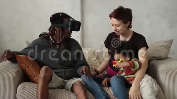 男人分享女人的虚拟现实体验视频的预览图