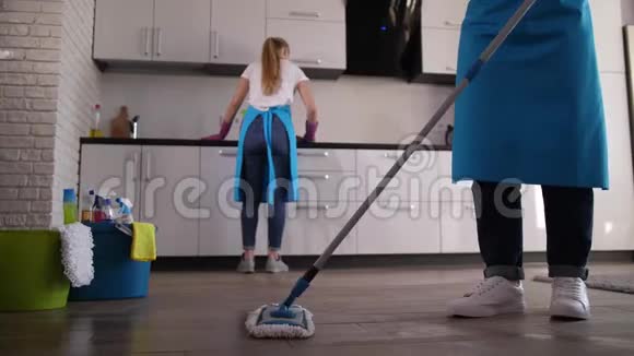 女清洁工在公寓拖地视频的预览图