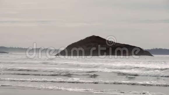 长滩4KUHD冲浪烧烤岩视频的预览图