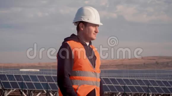 一个男性白人工程师太阳能发电厂的肖像转向相机和微笑对结果满意微笑视频的预览图