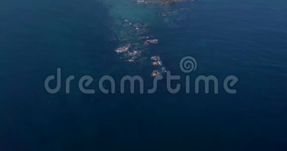 海景悬崖陡峭的岩石海岸线锡霍特阿林自然保护区视频的预览图