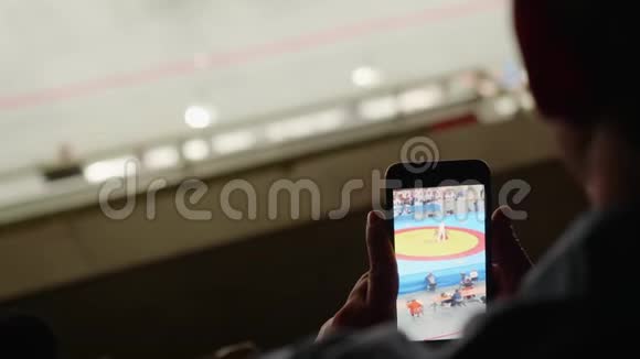 体育迷用智能手机在sambo上制作比赛视频无法恢复的人视频的预览图