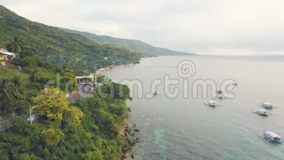 在地平线背景下无人机可以看到在海中喂养鲸鲨的特殊船只供野外觅食的空中景观船视频的预览图