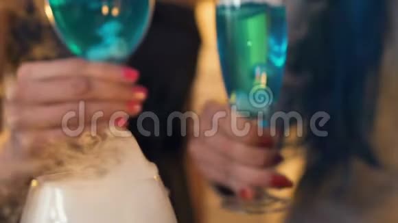 一群年轻人用白烟叮叮作响的蓝色鸡尾酒学生聚会视频的预览图