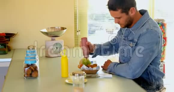 男人在汉堡上浇酱汁视频的预览图