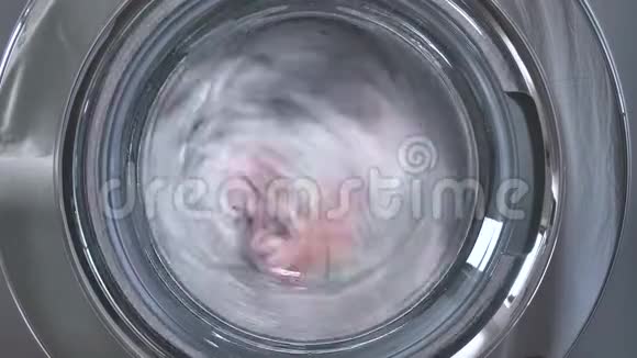 在洗衣机里用湿衣服快速左右旋转把时间缩短视频的预览图