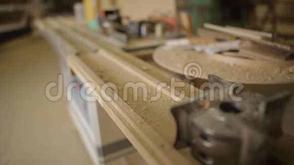 木材加工车间磨木厂锯木厂慢磨制造材料慢运动视频的预览图