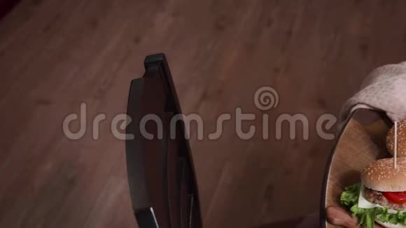 一张木制桌子上快速食物的动态重放镜头视频的预览图