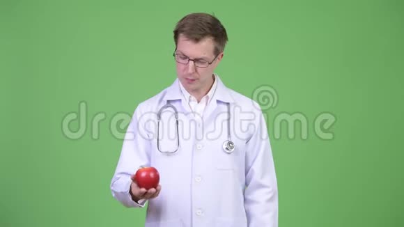 青年医生玩红苹果的画像视频的预览图