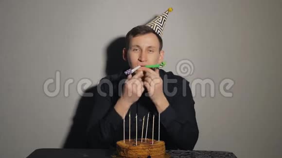 带着巧克力蛋糕和蜡烛玩派对吹箫的人视频的预览图