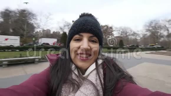 年轻漂亮的女孩在纽约街头拍了一段自拍视频视频的预览图
