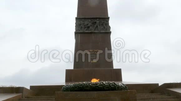 战争纪念碑伟大卫国战争中死去的无名水手纪念碑上永恒的火焰视频的预览图