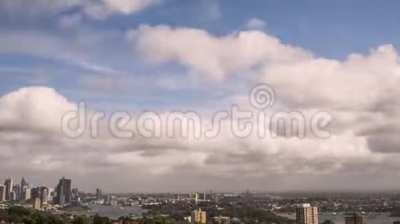 悉尼上空狂风暴雨城市天际线时间的流逝视频的预览图