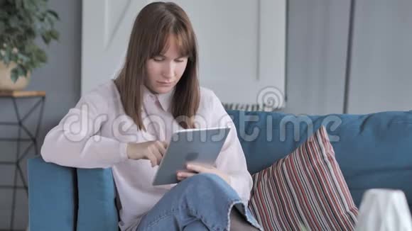 年轻女孩在使用平板电脑时作弊视频的预览图