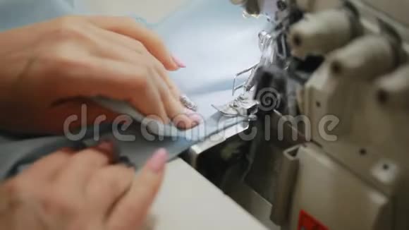 女人手在缝纫机上缝一把锁缝纫机上的锁缝自动缝纫机视频的预览图