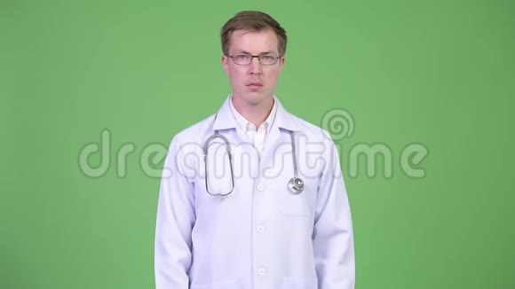 男青年医生左顾右盼的画像视频的预览图