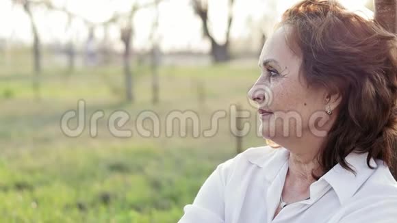 美丽快乐的老妇人在夏天公园玩得很开心视频的预览图