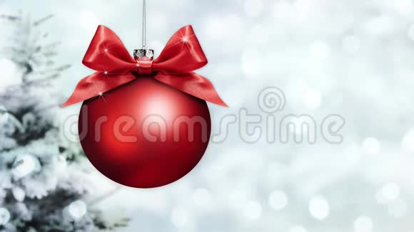 圣诞礼品卡带彩带蝴蝶结的树球改变圣诞灯光背景模板上的颜色和副本视频的预览图