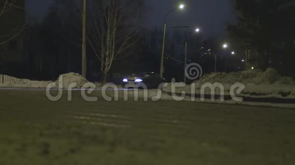冬季汽车夜间在城市街头漂流motorsport概念行动一辆乘用车在一辆视频的预览图
