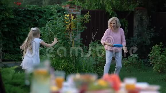 奶奶教孙女如何玩投掷和接球游戏积极的生活方式视频的预览图