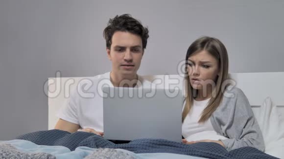 在床上的年轻夫妇面对失败视频的预览图