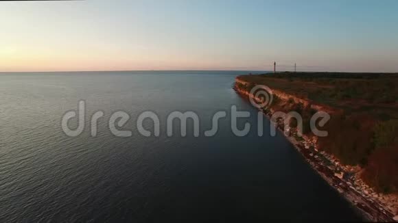 在爱沙尼亚波罗的海的帕克里半岛上的高空无人驾驶飞机俯视视频的预览图