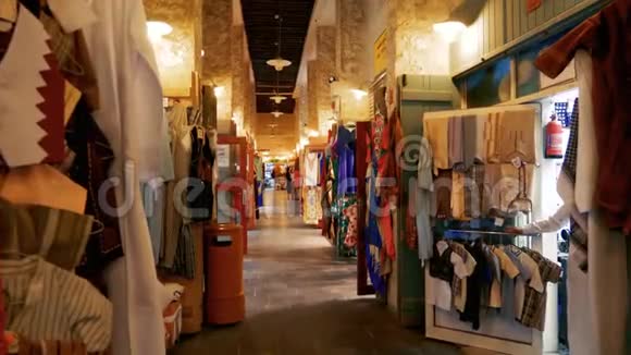 当地传统阿拉伯中东苏克市场购物站视频的预览图