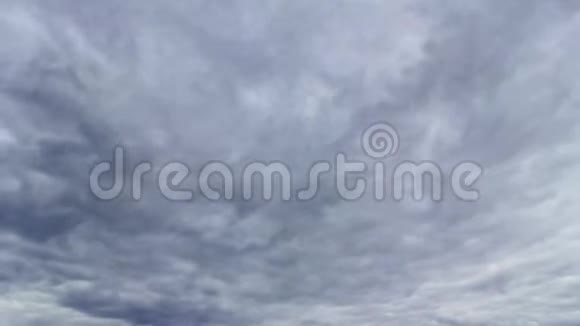 秋日的灰云在春日无边的天空中移动视频的预览图