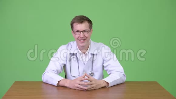 年轻医生坐在微笑和竖起大拇指的画像视频的预览图