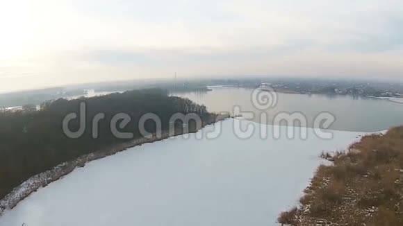 冬天在湖上飞行视频的预览图