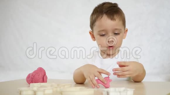 孩子们创造力一个孩子坐在桌子旁玩颜色测试可爱的孩子塑料视频的预览图