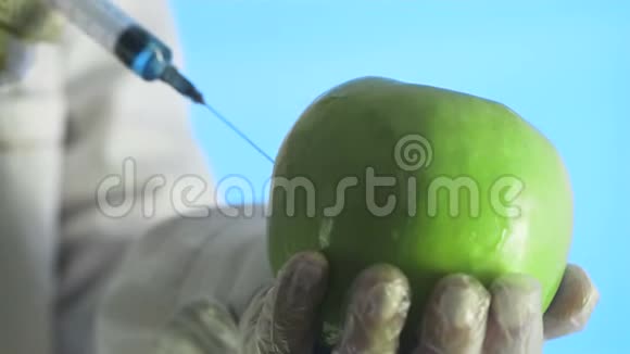 科学家用化学溶液注射苹果实验视频的预览图