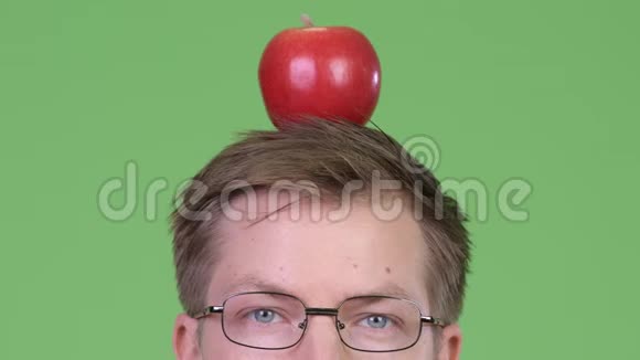 青年医生头上戴红苹果的画像视频的预览图