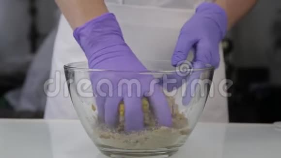 糖果师把糖果的原料混合在玻璃碗里手工制作的糖果视频的预览图