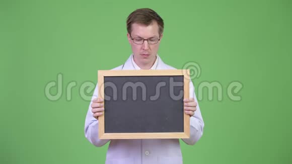震惊的男子医生拿着空黑板与科普空间视频的预览图