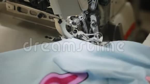 女人手在缝纫机上缝一把锁缝纫机上的锁缝自动缝纫机视频的预览图