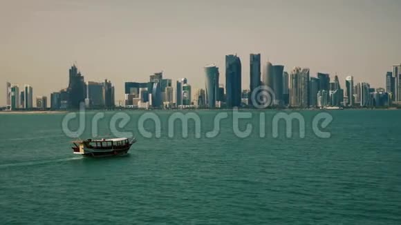 中东多哈卡塔尔摩天大楼附近的传统渔船视频的预览图