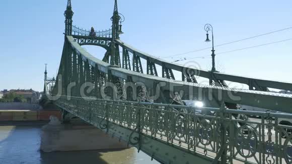 多瑙河上的自由桥视频的预览图