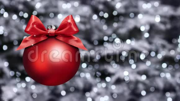 圣诞礼品卡彩带蝴蝶结树球改变颜色隔离在圣诞灯背景模板与副本视频的预览图