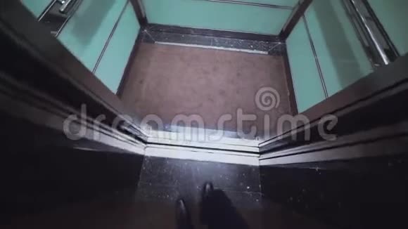 人从头凸轮进入电梯按下按钮视图视频的预览图