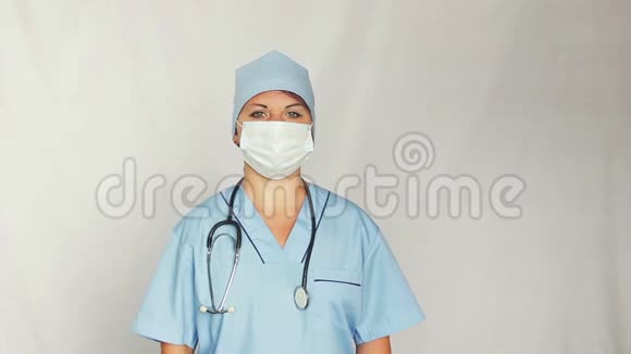 一位女医生脸上穿着一件长袍凝视着相机拍摄中期计划视频的预览图