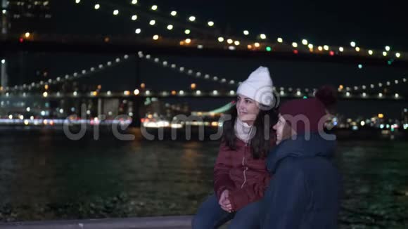 两个女孩晚上在布鲁克林大桥探索纽约视频的预览图