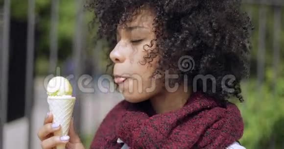 可爱的女人带着冰淇淋视频的预览图