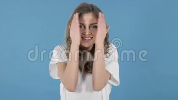 捉迷藏微笑的少女双手掩面视频的预览图