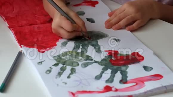 孩子的手画把手视频的预览图