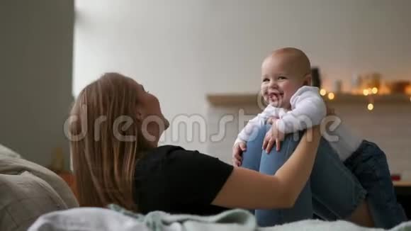 家庭母性和人的概念快乐的母亲在假期亲吻小男孩的背景灯视频的预览图