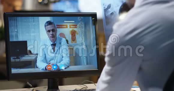 有视频通话的医生视频的预览图