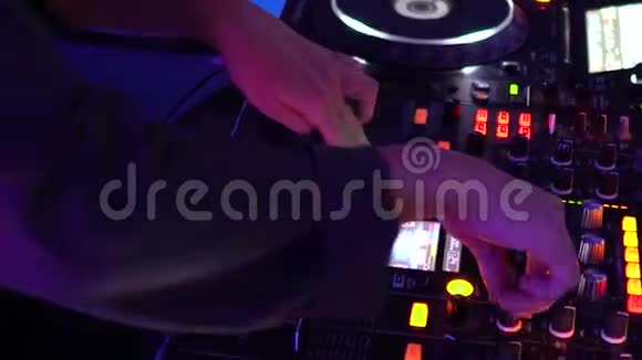女孩DJ按下音乐装置的按钮视频的预览图