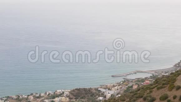 克里特岛Keratokampos海村和傍晚海景的空中全景视频的预览图